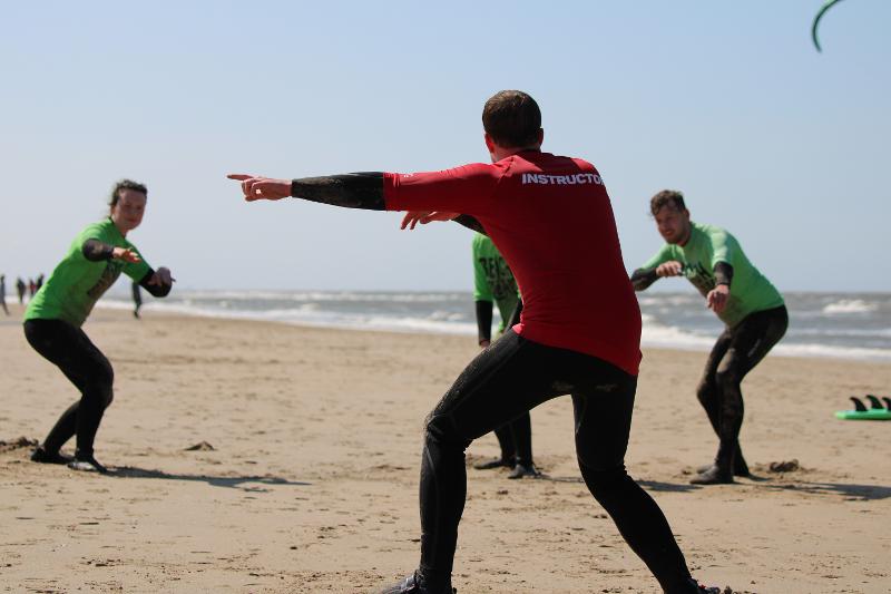 instructeur en studenten tijdens surfkamp den haag