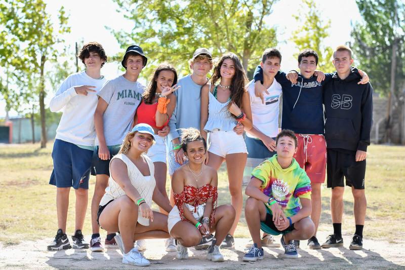 Een groep jongeren poseren op een groepsfoto tijdens een summer camp Portugal