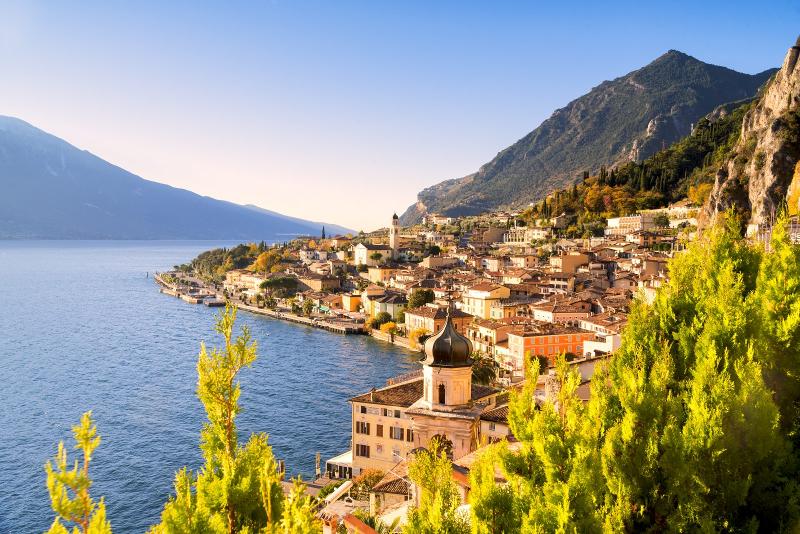 Tijdens een groepsreis Italië een prachtig uitzicht op het Gardameer en een stadje aan het Gardameer