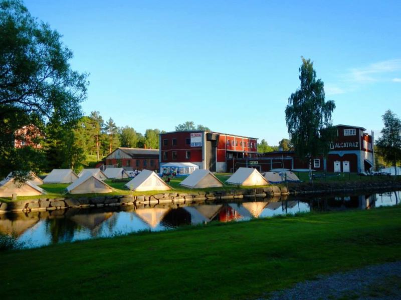 Een camping bij een avonturenkamp