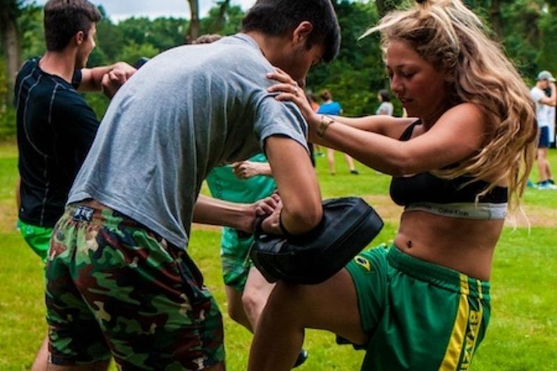 meisje krijgt kickboxles op bootcamp gelderland