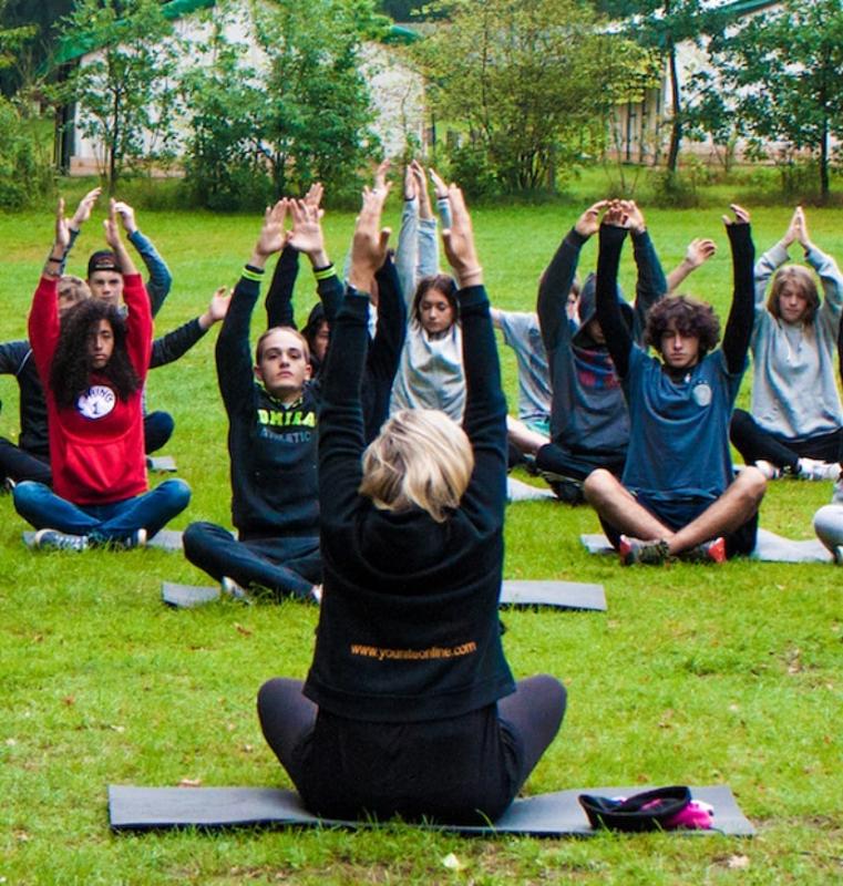 groep jongeren krijg yogales op bootcamp gelderland