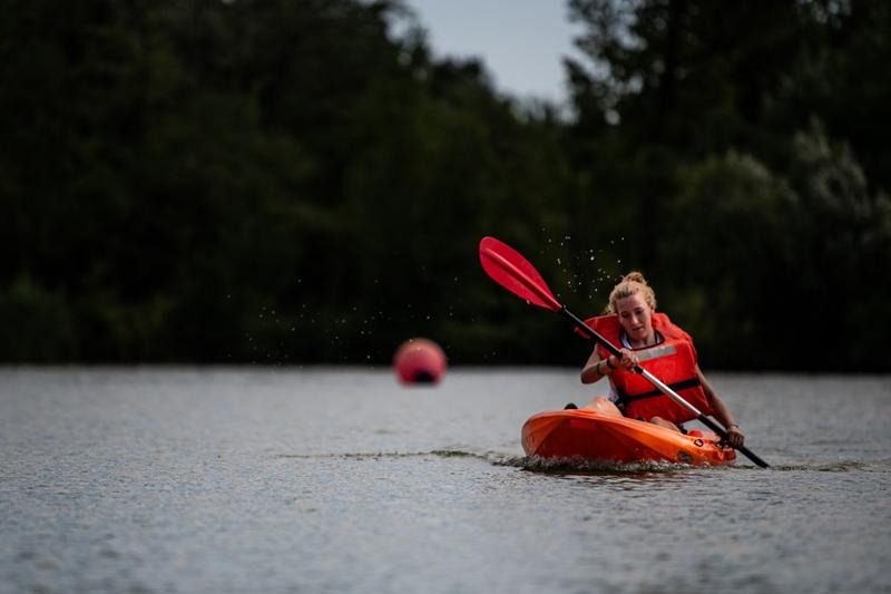 Al viaggio studio Scozia una ragazza rema una canoa