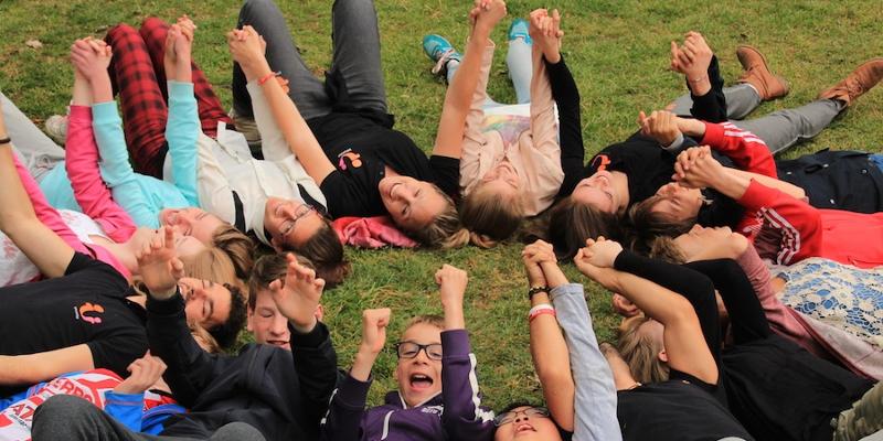 Al viaggio studio Scozia i ragazzi giocano all'aperto