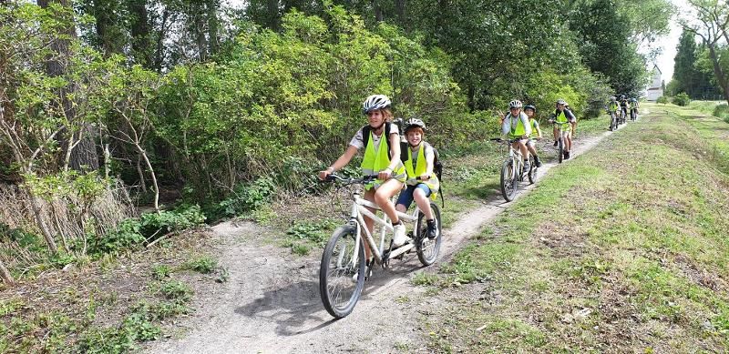 twee jongens mountainbiken op outdoor kamp