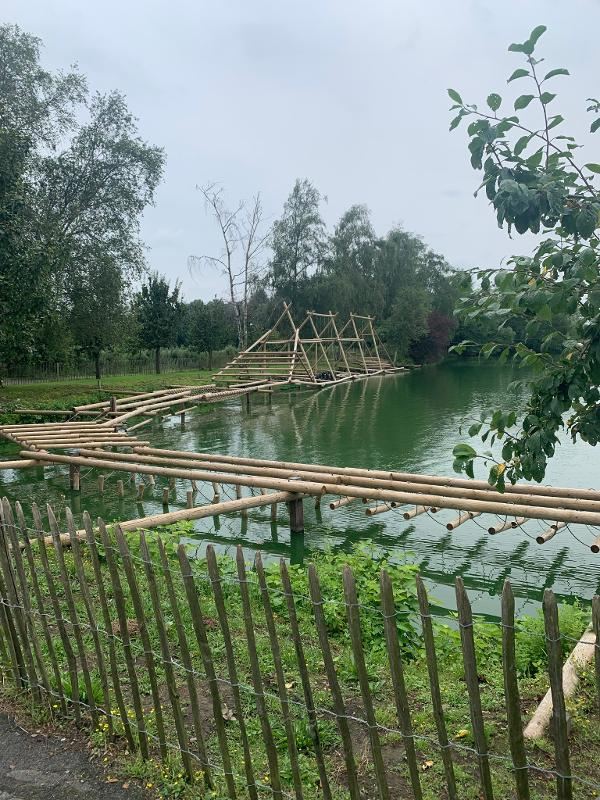 foto van survivalparcours op het water op avonturenkamp ronse