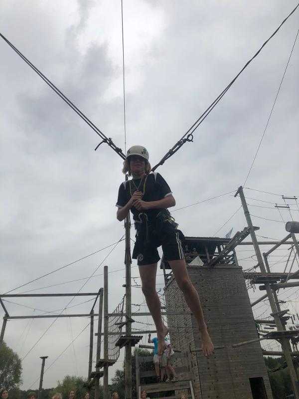 jongen hangt aan touwen op avonturenkamp ronse