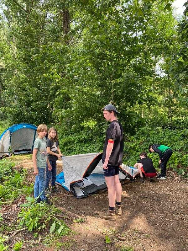 begeleider en kinderen zetten tent op op avonturenkamp ronse