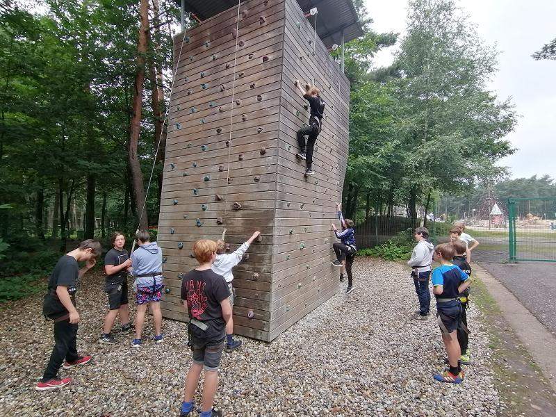 kinderen staan bij klimtoren op avonturenkamp ronse