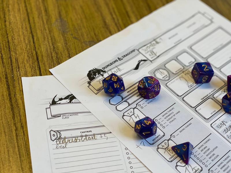 foto van papier met dobbelstenen op dungeons and dragons zomerkamp waregem