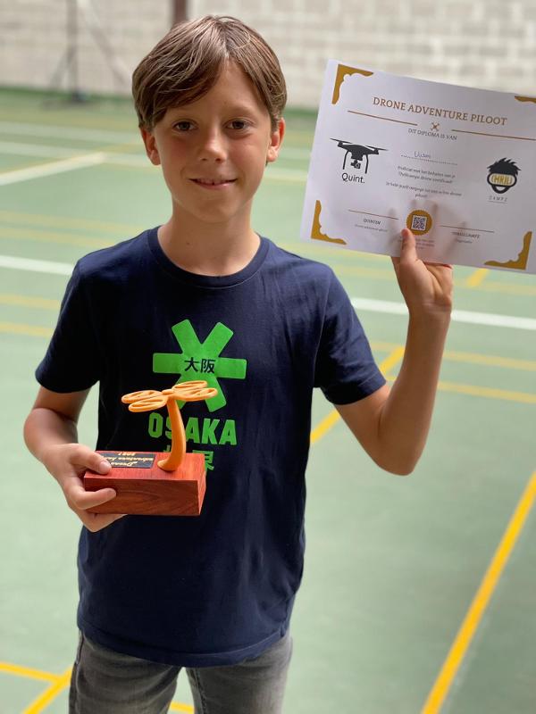 jongen laat drone diploma zien op gamekamp schoten