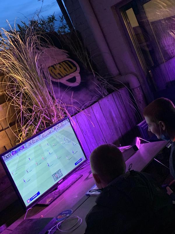 jongen speelt fifa op gamekamp schoten