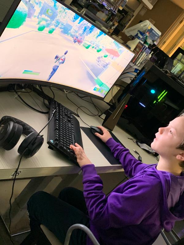 jongen speelt fornite op de pc op gamekamp schoten