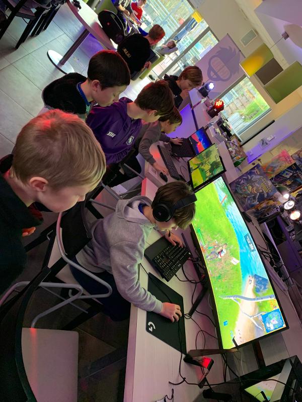 jongen speelt game op pc op gamekamp schoten