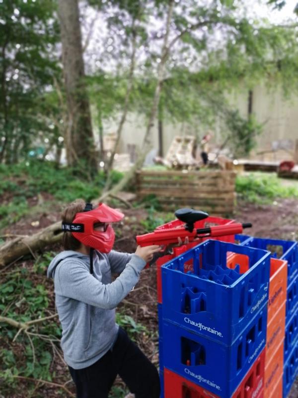 jongen speelt paintball op gamekamp schoten