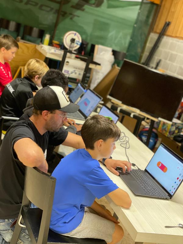 jongen krijgt les over gamen op gamekamp schoten