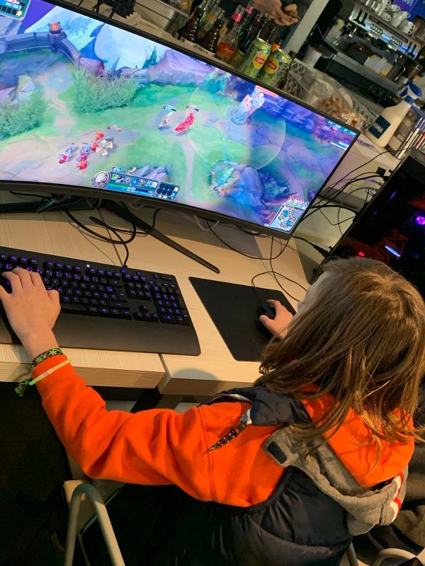 jongen speelt world of warcraft op de pc op gamekamp schoten