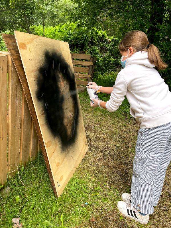 meisje spuit graffiti op hiphop danskamp