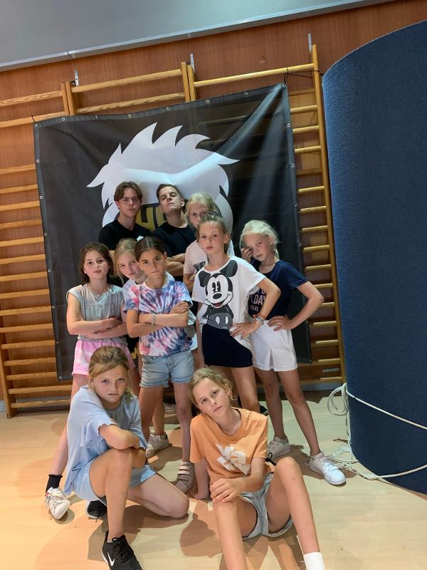 groepsfoto van meisjes op hiphop danskamp