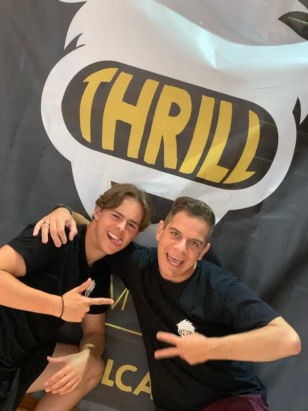 twee begeleiders trekken gek gezicht op hiphop danskamp