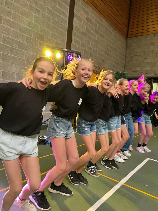 meisjes dansen in zwart shirt op hiphop danskamp