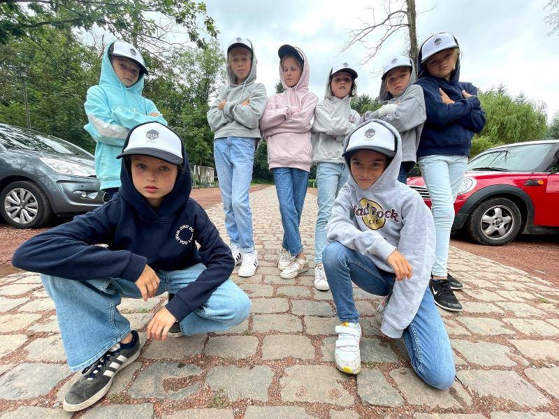 groepje jongens draagt pet en capuchon op hiphop danskamp