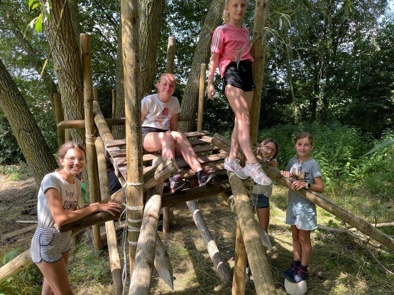 meisjes poseren in boomhut op meidenkamp schoten