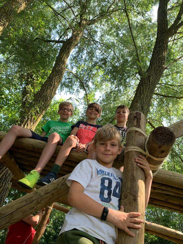 jongens poseren in boomhut op outdoorkamp ronse