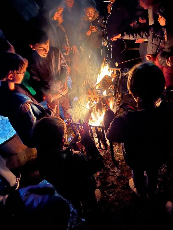 kinderen roosteren marshmallows bij kampvuur op outdoorkamp ronse
