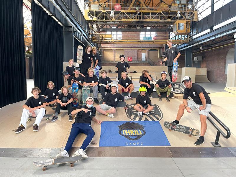 groep deelnemers poseert op skatebaan op skatecamp schoten
