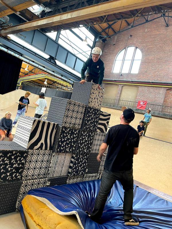 jongens krijgen les in vallen op skatekamp belgische kust