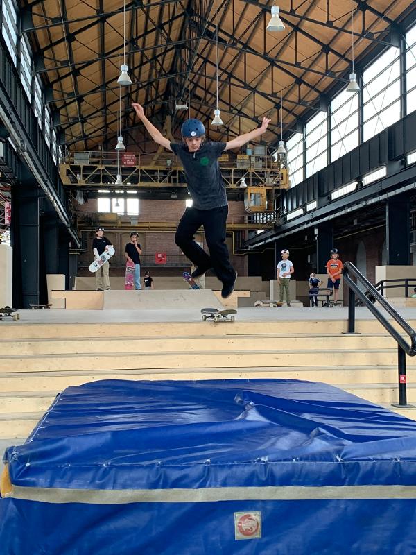 jongen springt met skateboard van trap op skatekamp belgische kust