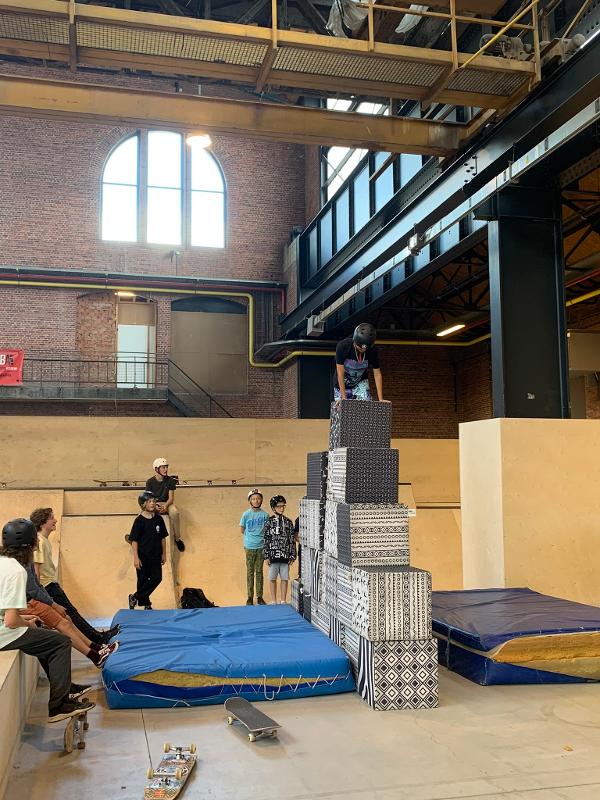 jongens klimmen op toren op skatekamp belgische kust