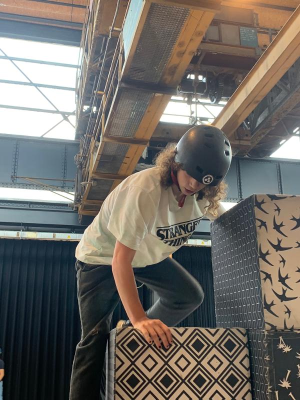 jongen met helm klimt op toren op skatekamp belgische kust