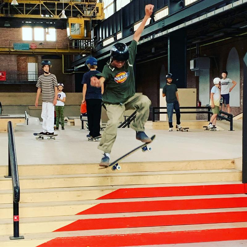 jongen doet skate truc op skatekamp belgische kust