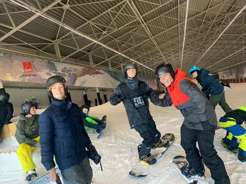 jongens poseren voor de foto in de sneeuw op sportkamp schoten
