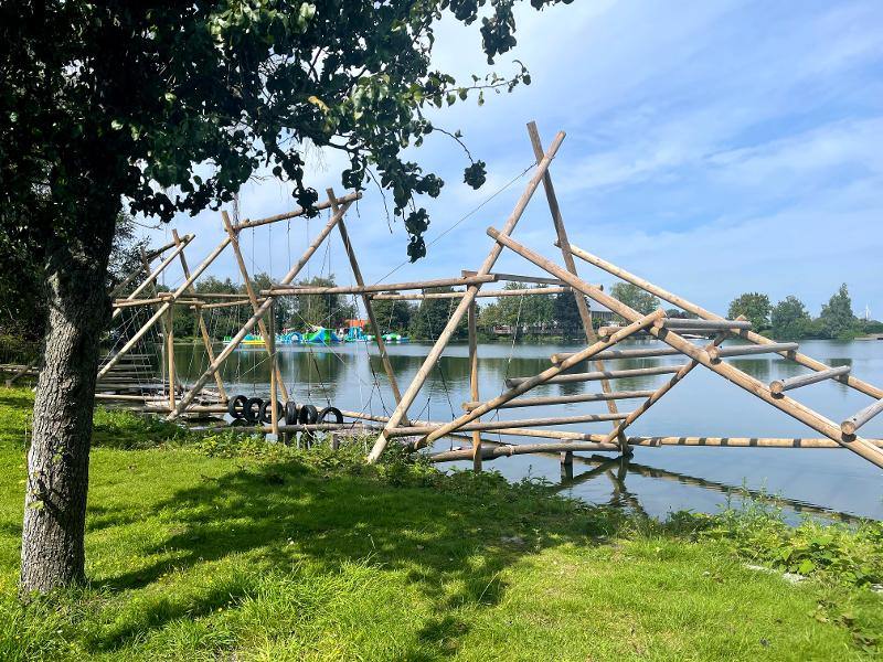 waterparcours van hout op watersportkamp waregem