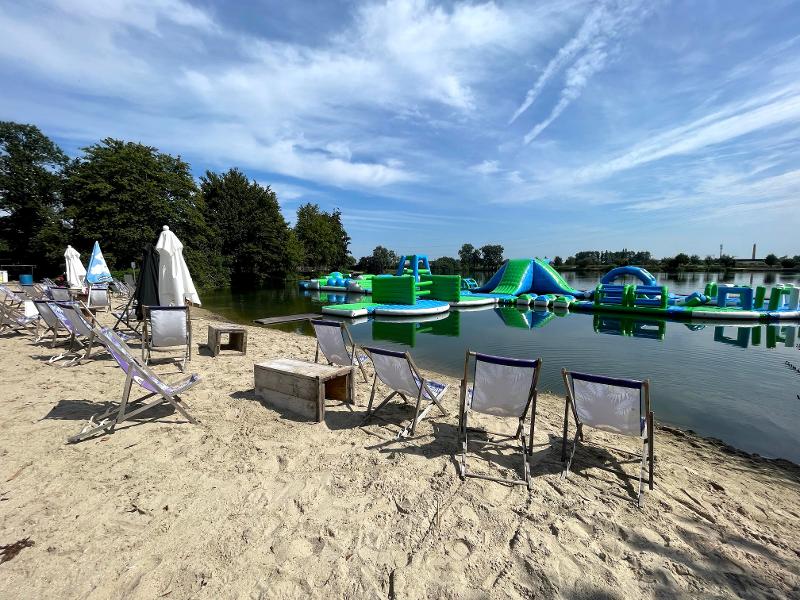 foto van het strand met opblaasparcours op watersportkamp waregem