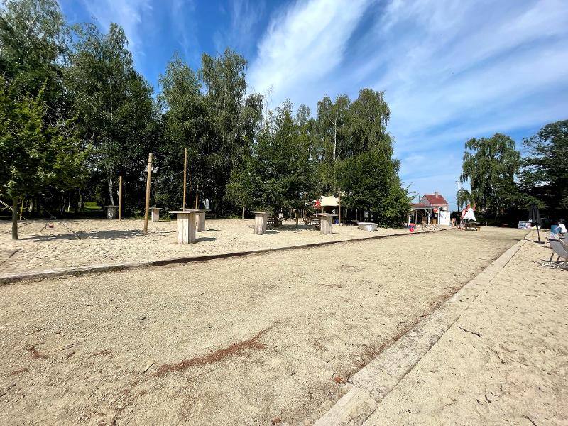 buitenlocatie met zand op watersportkamp waregem