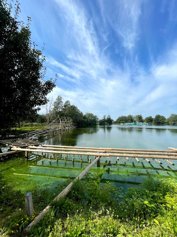 groot meer met houten parcours op watersportkamp waregem