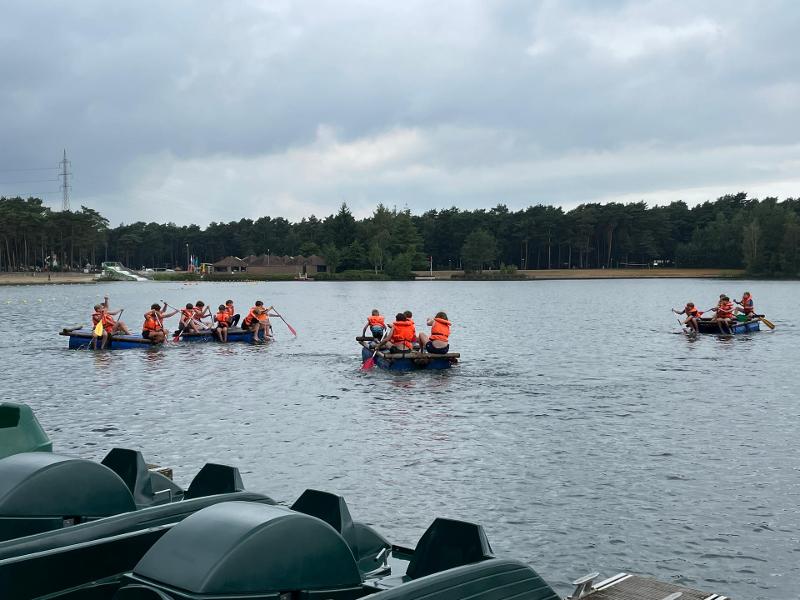 groepje jongeren doen spellen op het meer op watersportkamp waregem