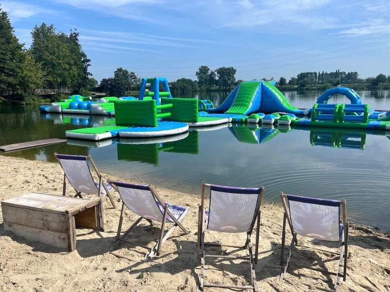 opblaasattractie op het meer op een zonnige dag op watersportkamp waregem