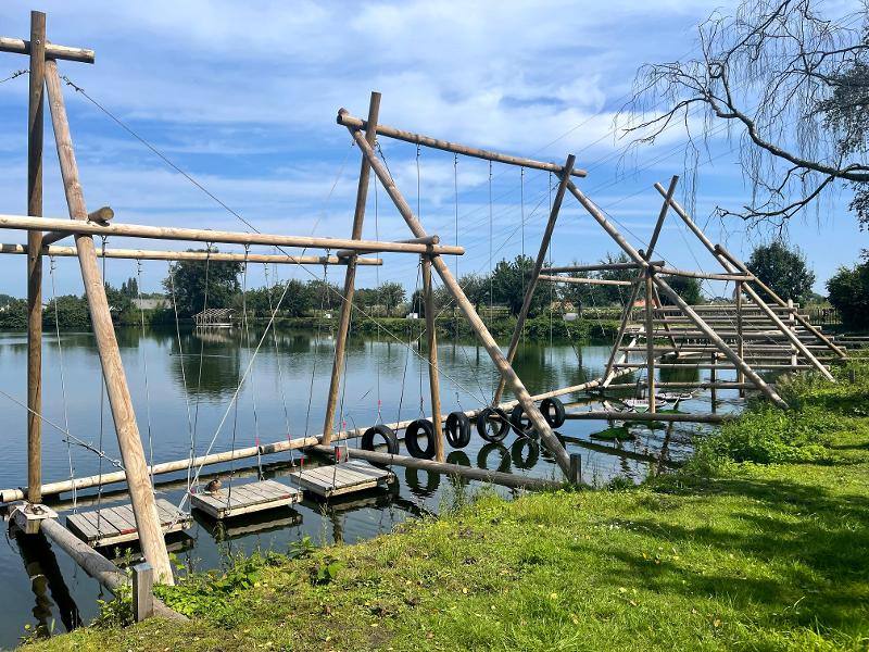 survivalbaan bij het water en gras op watersportkamp waregem