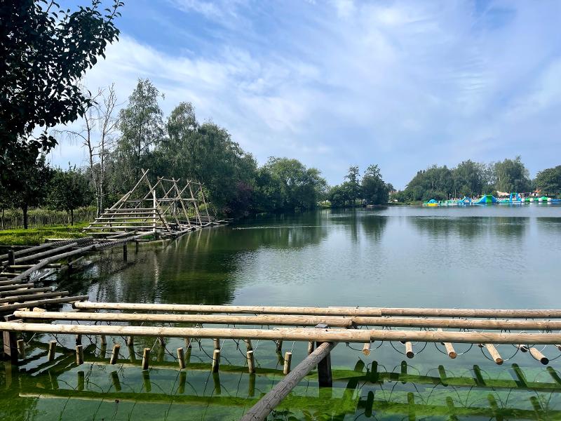 houten constructie op het water op watersportkamp waregem