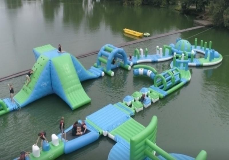 luchtfoto van het wipeout parcours op watersportkamp waregem