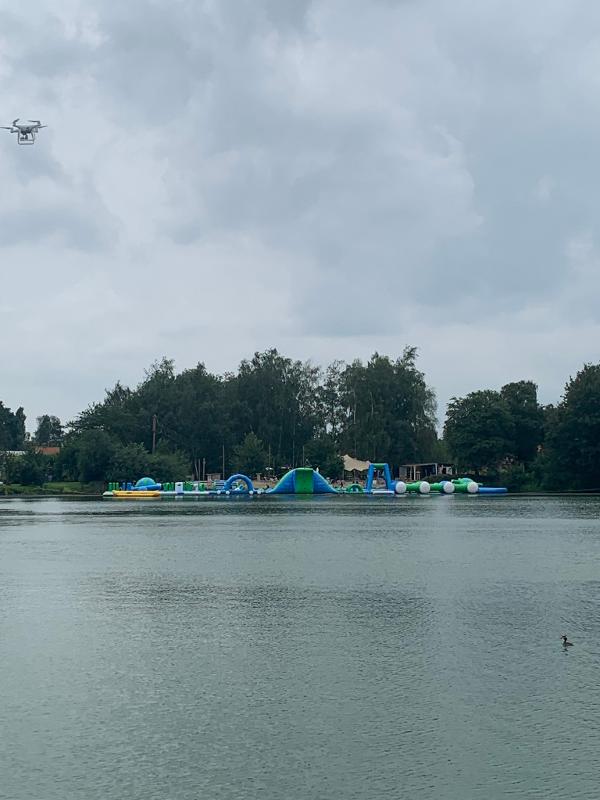 een foto met in de verte het waterparcours op watersportkamp waregem