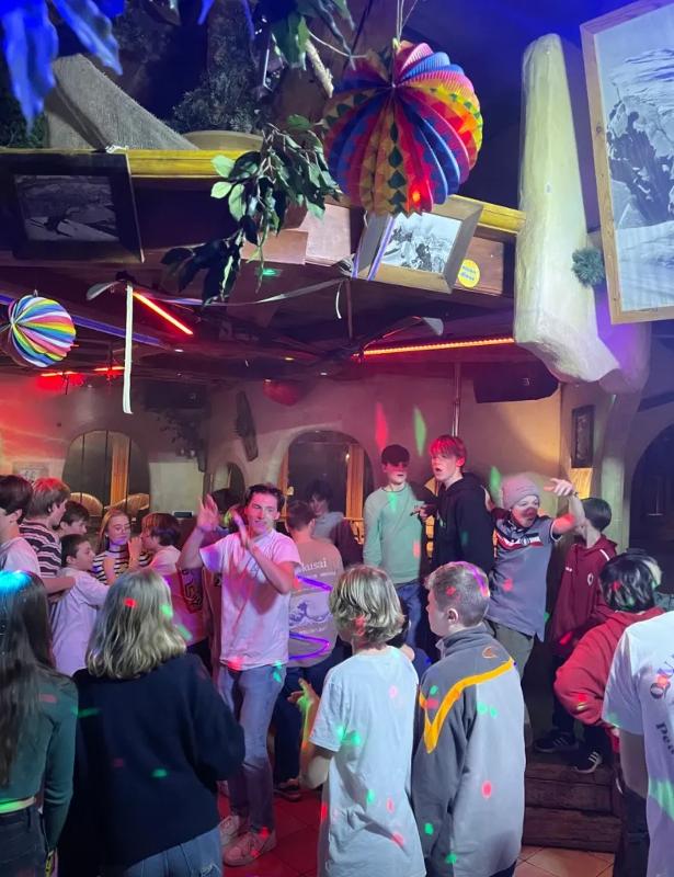 Kinderen aan het dansen tijdens de Groepsreizen Februari