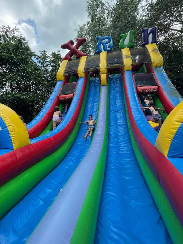 waterglijbaan op zomerkamp schoten