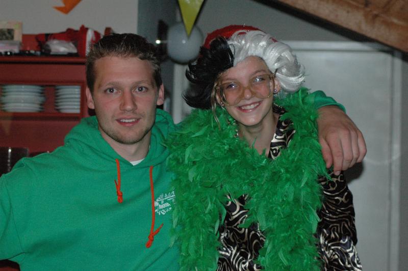 begeleider en jongen met pruik op avonturen-gamekamp