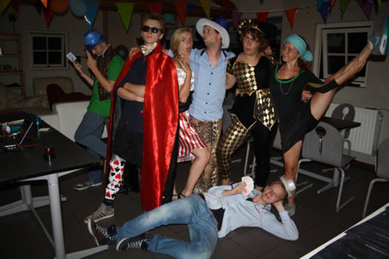 themafeest met jongeren in kostuum op avonturen-gamekamp